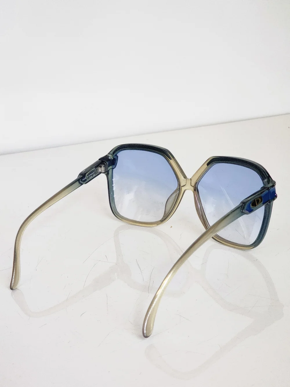 CHRISTIAN DIOR Vintage Oversized Gradient‎ Blue Lenses Translucent Gold Frame